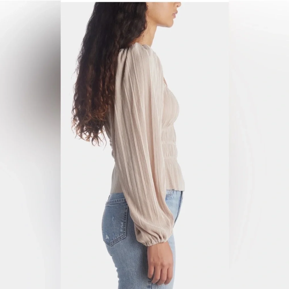 ASTR the label champagne pearl long sleeve pleated blouse
